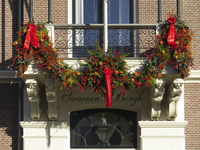 907151 Afbeelding van de kerstversiering op het balkon boven de ingangspartij van het pand Swaenen Borgh (Maliesingel ...